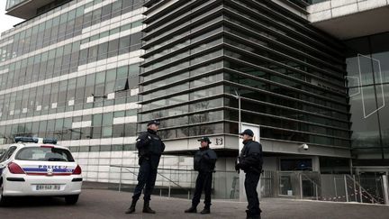 Policiers devant France Télévisions après l'attaque contre Charlie Hebdo
 (JOEL SAGET / AFP)