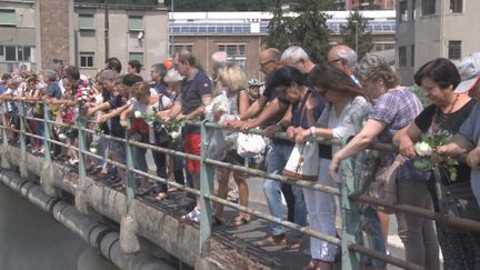 Italie : un an après l'effondrement du pont Morandi, la ville de Gênes reste meurtrie.&nbsp;La catastrophe avait fait 43 morts. Un nouveau pont doit voir le jour en 2020. (France 24)