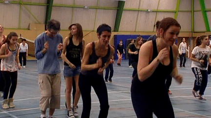 Les répétitions pour le défilé de la biennale de la danse de Lyon par les groupes de Saint-Etienne
 (France 3 / Culturebox)