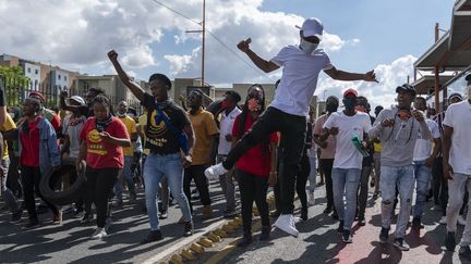 Manifestation des étudiants contre les frais de scolarité universitaires, le 15 mars, à Johannesburg. (IHSAAN HAFFEJEE / ANADOLU AGENCY)