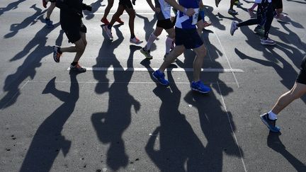 Joggeurs pendant le marathon de Berlin (Allemagne) le 16 septembre 2018 (JOHN MACDOUGALL / AFP)