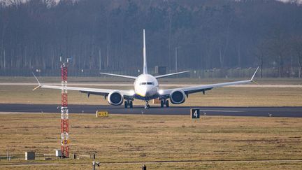 Un avion sur une piste à Eindhoven (Pays-Bas), le 11 janvier 2022. (NICOLAS ECONOMOU / NURPHOTO / AFP)