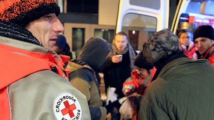 Le Samu social de Paris apporte des boissons chaudes &agrave; des personnes sans-abris, &agrave; Reims (Marne), le 7 f&eacute;vrier 2012. (FRANCOIS NASCIMBENI / AFP)