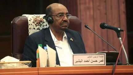 Le président soudanais Omar Al-Bachir, le jour de l'ouverture du Forum national de dialogue au Soudan, le 10 octobre 2015 à Khartoum.  (Ebrahim Hamid / Anadolu Agency / AFP)