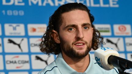 Adrien Rabiot saat presentasi di hadapan OM, 18 September 2024, di Marseille. (CHRISTOPHE SIMON / AFP)