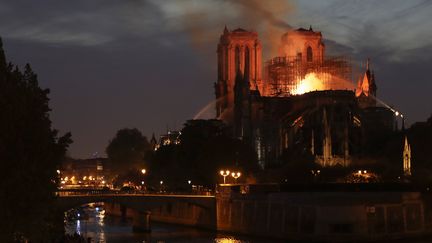 La cathédrale Notre-Dame de Paris en feu, le 15 avril 2019. (THOMAS SAMSON / AFP)