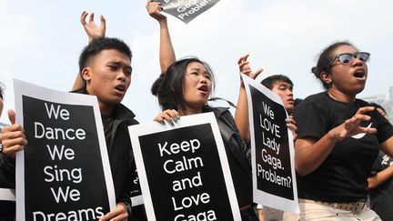 Des fans de Lady Gaga manifestent devant le palais pr&eacute;sidentiel apr&egrave;s l'annulation du concert de la chanteuse &agrave; Djakarta (Indon&eacute;sie), le 3 juin 2012. (ADI WEDA / EPA / MAXPPP)