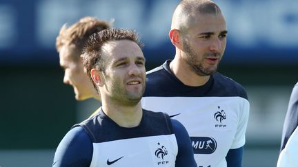 Mathieu Valbuena et Karim Benzema participent à un entraînement de l'équipe de France, le 4 juin 2014, à Clairefontaine (Yvelines). (MAXPPP)