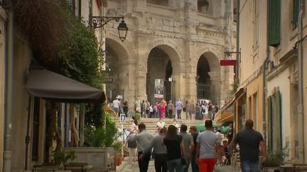 Malgré la progression du virus, la feria d'Arles, dans les Bouches-du-Rhône, a été maintenue du 11 au 13 septembre. Il a fallu organiser la fête tout en respectant les contraintes sanitaires. (FRANCE 2)