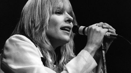 La chanteuse française est photographiée lors de son concert au Palais des sports à Paris le 7 janvier 1981. (JACQUES DEMARTHON / AFP)