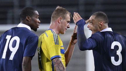 L'espoir fran&ccedil;ais Layvin Kurzawa se moque d'un adversaire su&eacute;dois apr&egrave;s son but, qu'il pensait d&eacute;cisif, le 14 octobre 2014 &agrave; Halmstad (Su&egrave;de). (JONATHAN NACKSTRAND / AFP)