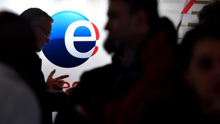 Des personnes cherchent des informations sur le stand de Pôle Emploi lors du Forum Emploi Seniors organisé à Paris, le 7 mars 2018. (GERARD JULIEN / AFP)