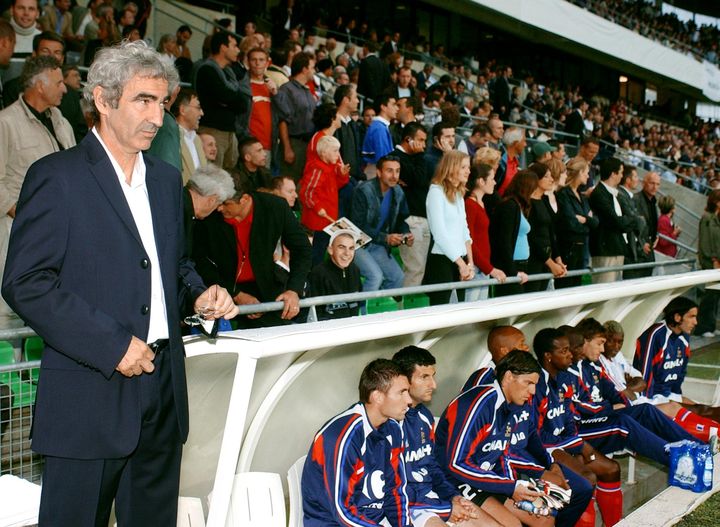 Raymond Domenech (&agrave; gauche) lors de son premier match en tant que s&eacute;lectionneur de l'&eacute;quipe de France contre la Bosnie au stade de la route de Lorient &agrave; Rennes, le 18 ao&ucirc;t 2004. (FRANK PERRY / AFP)