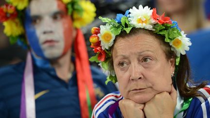 Une supportrice d&eacute;pit&eacute;e apr&egrave;s la d&eacute;faite de la France face &agrave; l'Espagne (2-0), le 23 juin 2012 &agrave; Donetsk (Ukraine). (DAMIEN MEYER / AFP)