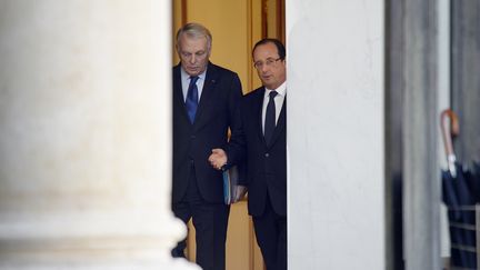 Le Premier ministre, Jean-Marc Ayrault (G), et le pr&eacute;sident, Fran&ccedil;ois Hollande, &agrave; l'Elys&eacute;e, &agrave; Paris, le 23 octobre 2013. (MARTIN BUREAU / AFP)