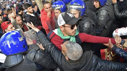 Des heurts entre manifestants et forces de l'ordre à Alger (Algérie), lors de manifestations massives contre la perspective d'un cinquième mandat du président Abdelaziz Bouteflika, le 1er mars 2019.&nbsp; (RYAD KRAMDI / AFP)