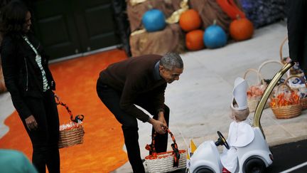 Le président américain Barack Obama, rencontre un mini-Pape François, à l'occasion d'Halloween, à la Maison Blanche, vendredi 30 octobre 2015.&nbsp; (CARLOS BARRIA / REUTERS)