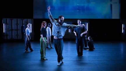 Benjamin Millepied répète avec ses danseurs à La Seine musicale, en octobre 2024, pour la création du spectacle "Grace, Jeff Buckley Dances" (THOMAS BRÉMOND)