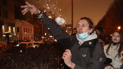 Un partisan de Navalny lance une boule de neige sur les forces de l'ordre, le 23 janvier 2021 à Moscou (Russie). (VALERY SHARIFULIN/TASS/SIPA USA/SIPA / SIPA USA)