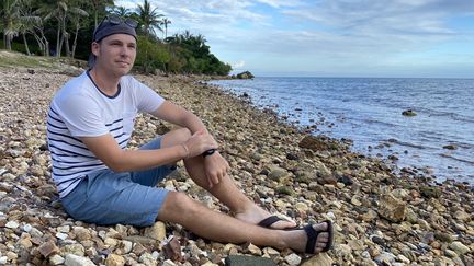 Jordane Breyton sur la plage à Nouméa (Nouvelle-Calédonie), le 5 décembre 2021. (RAPHAEL GODET / FRANCEINFO)