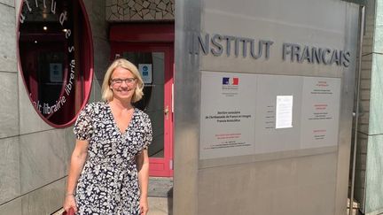 Rendez-vous de rentrée pour Jeanne Dubard devant l'Institut français de Budapest, où se trouve désormais aussi le consulat:&nbsp;"Tout le monde profite politiquement du Covid pour beaucoup de choses" (UFE Budapest)