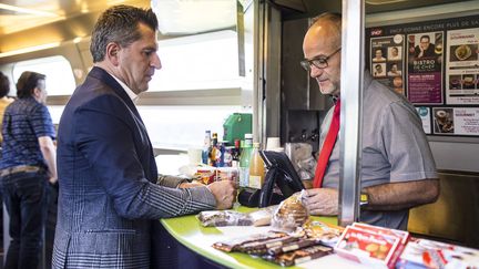 Un voyageur passe commande au bar d'un TGV, le 22 mai 2018, à Paris. (YANN CASTANIER / HANS LUCAS / AFP)