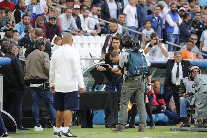 L'arbitre de OM-Caen à l'étude des images grâce à la VAR (SPEICH FREDERIC / MAXPPP)