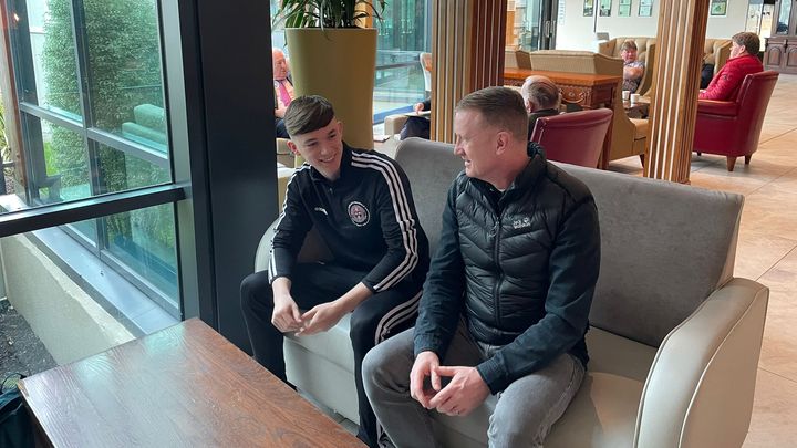 Luke Nolan, latéral gauche de 16 ans du club irlandais de Bohemians, avec son père Paul Nolan, le 26 mars 2023. (Denis Ménétrier)