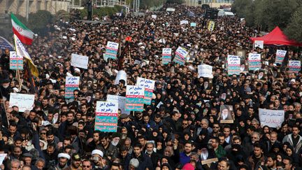 Des dizaines de milliers de personnes ont manifesté à Téhéran, le 3 janvier 2020, pour dénoncer la mort du général Qassem Soleimani. (ATTA KENARE / AFP)