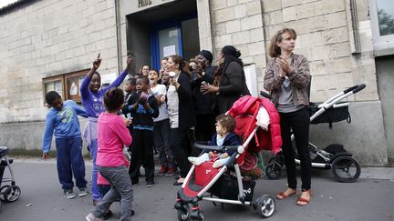 Des parents d'&eacute;l&egrave;ves protestent contre la r&eacute;forme des rythmes scolaires, devant une &eacute;cole &agrave; Aubervilliers, le 4 octobre 2013. (THOMAS SAMSON / AFP)