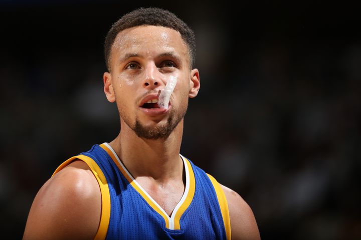 Stephen Curry, meneur des Golden State Warriors, mâche son protège-dents avant un lancer-franc, contre Denver, le 22 novembre 2015, à Oakland (Californie). (DOUG PENSINGER / GETTY IMAGES)