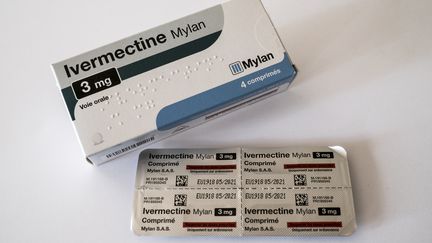 Une boîte d'Ivermectine, une molécule qui a montré des résultats en laboratoire contre le coronavirus, selon une étude australienne publiée vendredi 3 avril 2020. (SANDRINE MULAS / HANS LUCAS)