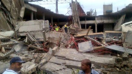 Des dalles de b&eacute;ton se sont effondr&eacute;es, sur le chantier d'un centre commercial, &agrave; Tongaat, en Afrique du Sud, le 19 novembre 2013. (NEIL POWELL / AP / SIPA)