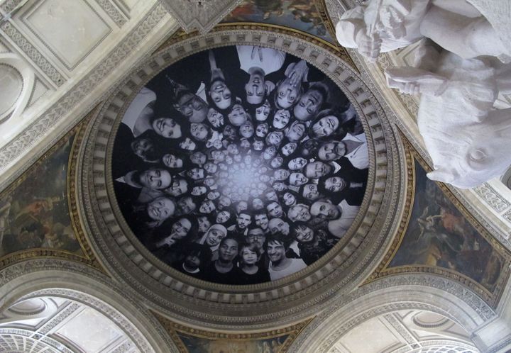 Une joyeuse ronde composée par JR dans la coupole du Panthéon (3 juin 2014)
 (Photo Valérie Oddos / Culturebox / France Télévisions)