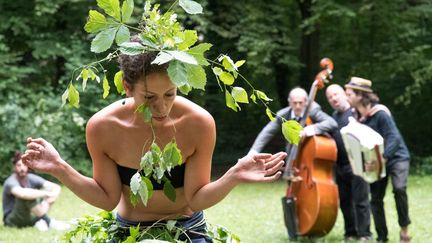 Les "ballades extraordinaire" du festival Rhizomes se tiennent le 1er et 2 août à Paris le long de la petite ceinture.&nbsp; (FESTIVAL RHIZOMES)