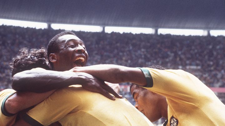 Les joueurs brésiliens enlacent Pelé, en finale de la Coupe du monde 1970 remportée face à l'Italie. (SVEN SIMON / AFP)