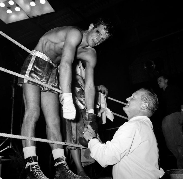 Jean-Paul Belmondo lors d'un match de boxe dans les années 60 à Paris. (AFP)