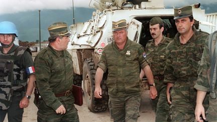 Au centre, le général Ratko Mladic le 10 août 1993, à son arrivée à l'aéroport de Sarajevo (Bosnie-Herzégovine). (GABRIEL BOUYS / AFP)