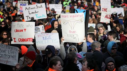 Des opposants aux armes se rassemblent à Washington (Etats-Unis), samedi 24 mars 2018. (CHIP SOMODEVILLA / GETTY IMAGES NORTH AMERICA / AFP)