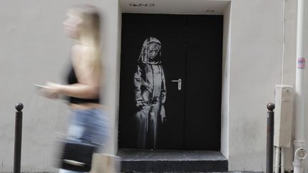 L'oeuvre de Banksy sur une porte de secours du Bataclan
 (Thomas SAMSON / AFP)