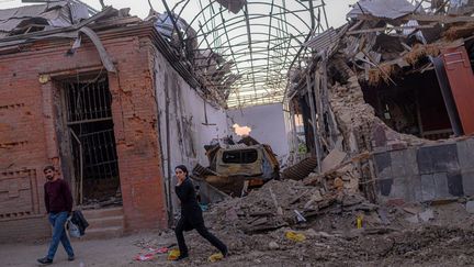 Une rue touchée par un missile à Gandja, en Azerbaïdjan, le 8 octobre 2020, près de Stepanakert, la capitale de la province contestée du Haut-Karabakh.&nbsp; (BULENT KILIC / AFP)