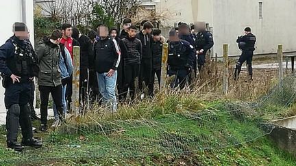 La police interpelle des élèves près du lycée Saint-Exupéry à Mantes-la-Jolie (Yvelines), le 6 décembre 2018. (CELINE AGNIEL / AFP)