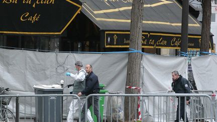 Près du&nbsp;Bataclan, à Paris, le 14 novembre, après l'attaque meurtrière commise la veille par un commando kamikaze. (JACQUES DEMARTHON / AFP)