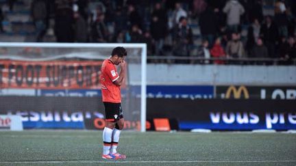 Maxime Barthelme (à droite) passe devant Romain Hamouma