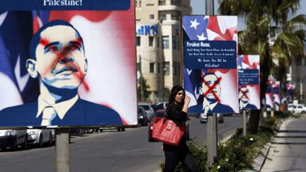 Des affiches dispos&eacute;es &agrave; l'occasion de la visite du pr&eacute;sident am&eacute;ricain en Isra&euml;l ont &eacute;t&eacute; vandalis&eacute;es &agrave; Ramallah (Palestine), le 15 mars 2013. (MAJDI MOHAMMED / AP / SIPA)