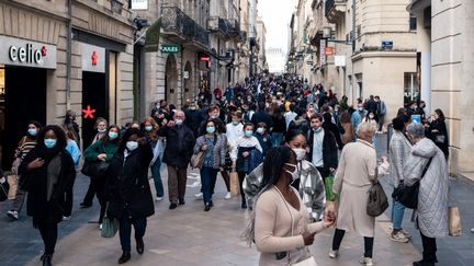 Une rue passante à Bordeaux, le 28 octobre 2020 en Gironde. (VALENTINO BELLONI / AFP)