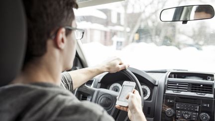 Sept aires dédiées aux textos ont&nbsp;pour l'instant été ouvertes sur les autoroutes québécoises. (SPACES IMAGES / BLEND IMAGES / GETTY)