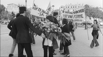 Des femmes se mobilisent, place de l'Etoile à Paris, le 26 août 1970, sur la tombe du Soldat inconnu. (STF / AFP)