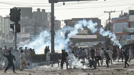 Des supporters d'un mouvement islamiste radical, le Tehreek-e-Labbaik Pakistan, manifestent contre l'arrestation de leur chef qui demandait l'expulsion de l'ambassadeur français, à Lahore, au Pakistan, le 13 avril 2021. (ARIF ALI / AFP)