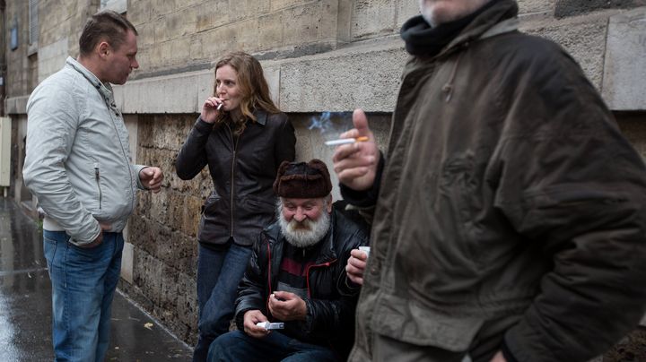 Nathalie Kosciusko-Morizet discute avec des SDF &agrave; Paris, le 24 d&eacute;cembre 2013. (ROMUALD MEIGNEUX / SIPA)